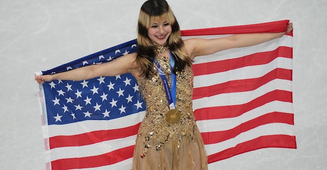 La medaglia d'oro Alysa Liu degli Stati Uniti festeggia la sua medaglia dopo aver gareggiato nel programma di pattinaggio libero femminile alle Olimpiadi invernali del 2026, a Milano, Italia, giovedì 19 febbraio 2026. (AP Photo/Francisco Seco)      Associated Press/ LaPresse Solo Italia e Spagna
