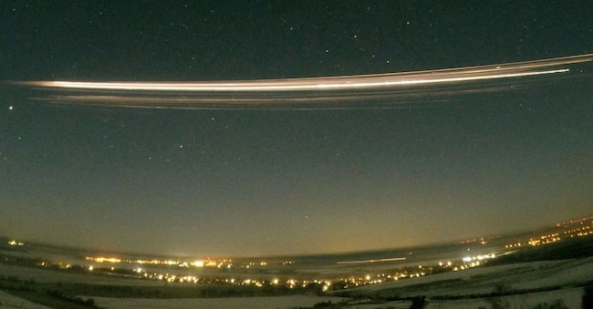 La scia lasciata dal rientro in atmosfera di un Falcon 9 sopra Berlino nel 2025, 30 secondi di esposizione