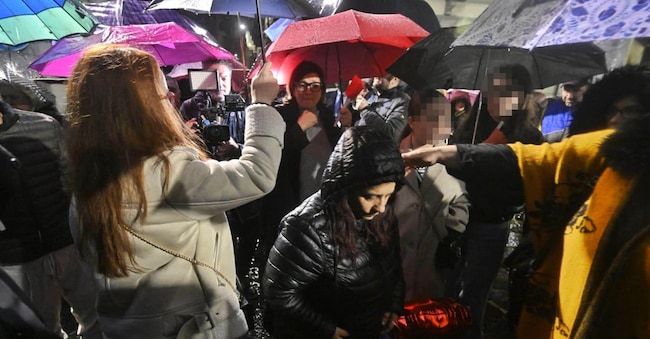 Patrizia Mercolino, madre del bimbo di due anni a cui è stato trapiantato un cuore danneggiato a Napoli, durante la fiaccolata per il figlio a Nola, 19 febbraio 2026