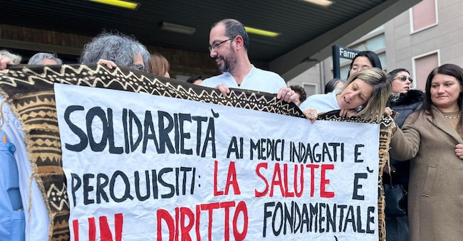 Flashmob organizzato all'ospedale di Ravenna, in risposta alla perquisizione eseguita nei giorni scorsi nel reparto di malattie infettive, sull'ipotesi che sei medici abbiano falsificato i certificati per impedire l'invio nei Cpr di alcuni migranti, 16 febbraio 2026. ANSA/Ufficio stampa Pd Ravenna