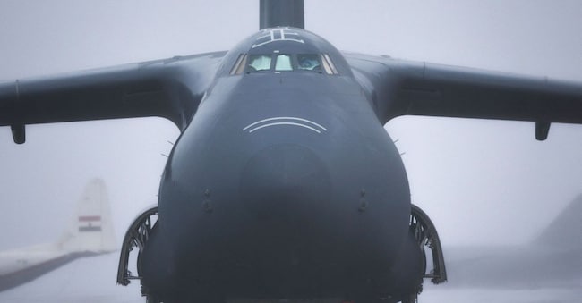 Un aereo militare statunitense sull’asfalto della base aerea di Lajes, nell’isola di Terceira, Azzorre. REUTERS/Pedro Nunes