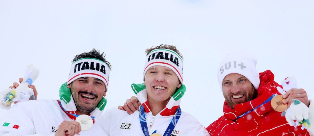 Olimpiadi Milano Cortina 2026 - Sci freestyle - Cerimonia di premiazione dello Ski Cross maschile - Livigno Snow Park, Livigno, Italia - 21 febbraio 2026. Il medaglia d'oro Simone Deromedis (Italia) festeggia sul podio durante la cerimonia di premiazione dello ski cross maschile con il medaglia d'argento Federico Tomasoni (Italia) e il medaglia di bronzo Alex Fiva (Svizzera) REUTERS/Hannah Mckay
