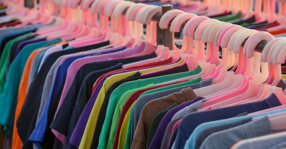 Le strade dell’abbigliamento usato tra sconti, donazioni e smaltimento. E i diritti di chi compra Le strade dell’abbigliamento usato tra sconti, donazioni e smaltimento. E i diritti di chi compra