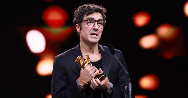 Ilker Catak riceve l'Orso d'oro per il miglior film per "Gelbe Briefe" (Lettere gialle) durante la cerimonia di chiusura della 76ª edizione del Festival internazionale del cinema di Berlino, a Berlino, Germania, il 21 febbraio 2026. La 76ª Berlinale si svolge dal 12 al 22 febbraio 2026.  EPA/CLEMENS BILAN