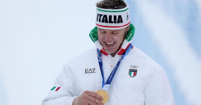 Il medaglia d'oro Simone Deromedis dell'Italia durante la cerimonia di premiazione dello Ski Cross maschile delle gare di sci freestyle ai Giochi Olimpici Invernali Milano Cortina 2026, a Livigno, Italia, il 21 febbraio 2026. EPA/SERGEI ILNITSKY