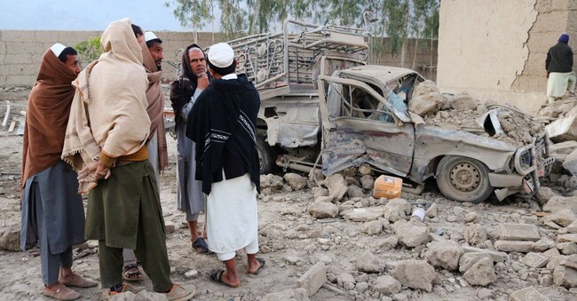 Un gruppo di cittadini afghani nel luogo di uno degli attacchi notturni pakistani, nel distretto di Bihsud, provincia di Nangarhar 