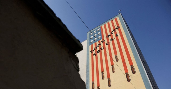 FOTO D'ARCHIVIO: Un murale anti-USA su un edificio a Teheran, Iran, 24 gennaio 2026. Majid Asgaripour/WANA (West Asia News Agency) via REUTERS ATTENZIONE REDATTORI - QUESTA FOTO È STATA FORNITA DA UNA TERZA PARTE/Foto d'archivio