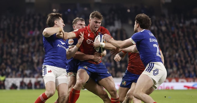 epa12769331 Leonardo Marin (C) of Italy in action during the Six Nations rugby union match between France and Italy in Lille, France, 22 February 2026. EPA/CHRISTOPHE PETIT TESSON