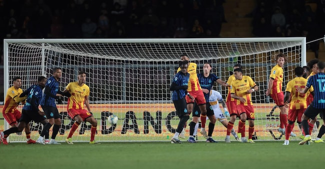 FC Inter Henrikh Mkhitaryan segna il gol durante la partita di calcio della Serie A italiana US Lecce - FC Inter allo stadio Via del Mare di Lecce, Italia, il 21 febbraio 2026. (ANSA/Abbondanza Scuro Lezzi)