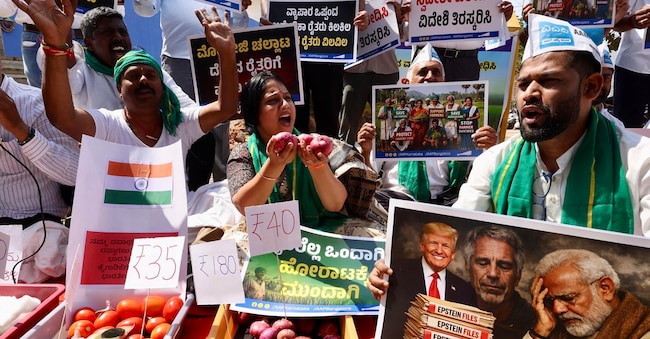 Una manifestazione di un partito di opposizione a Bangalore contro l’accordo commerciale tra India e Stati Uniti