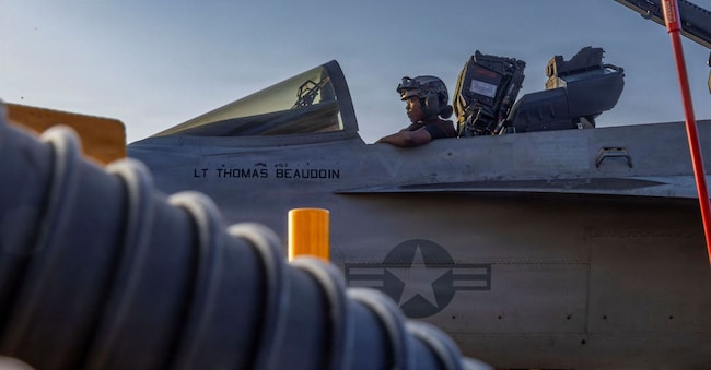 Un F/A-18E Super Hornet sul ponte di volo della portaerei di classe Nimitz USS Abraham Lincoln nel Mar Arabico (Reuters)