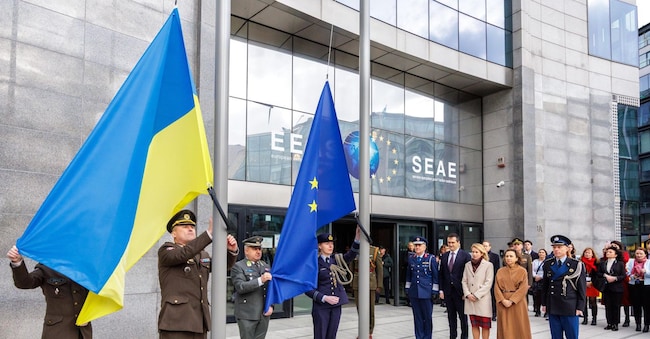(da sinistra a destra) Il presidente del Comitato militare dell'Unione europea (EUMC) generale Sean Clancy, l'ambasciatore dell'Ucraina presso l'UE Vsevolod Chentsov, l'alto rappresentante dell'Unione per gli affari esteri e la politica di sicurezza e vicepresidente della Commissione europea Kaja Kallas e il Segretario generale del SEAE Belen Martinez Carbonell, insieme a diplomatici e militari ucraini, partecipano a una cerimonia per commemorare l'anniversario della guerra in Ucraina davanti alla sede del Servizio europeo per l'azione esterna (SEAE) a Bruxelles