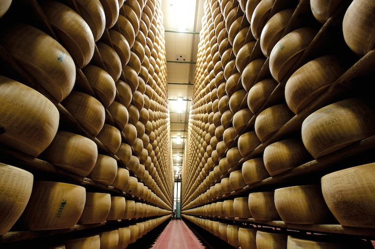 Intesa Mps-Parmigiano Reggiano: credito alle aziende grazie al pegno rotativo delle forme Intesa Mps-Parmigiano Reggiano: credito alle aziende grazie al pegno rotativo delle forme