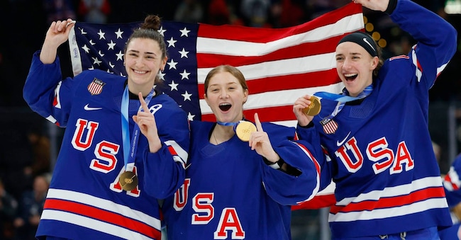 Olimpiadi Milano Cortina 2026 - Hockey su ghiaccio - Cerimonia di premiazione femminile - Milano Santagiulia Ice Hockey Arena, Milano, Italia - 19 febbraio 2026. Le medaglie d'oro Megan Keller degli Stati Uniti, Aerin Frankel degli Stati Uniti e Hayley Scamurra degli Stati Uniti festeggiano con le loro medaglie e la bandiera nazionale durante la cerimonia di premiazione REUTERS/David W Cerny