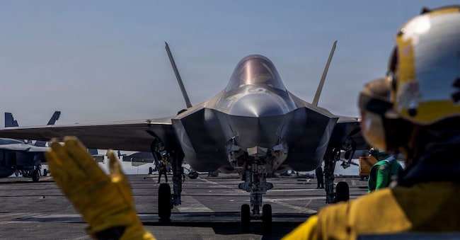 Un F-35 americano sul ponte della portaerei USS Abraham Lincoln, schierata al largo dell’Oman (Reuters)