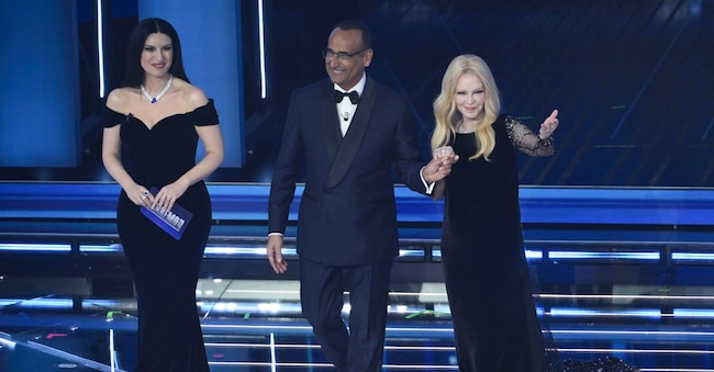 Carlo Conti con Laura Pausini e Patty Pravo sul palco di Sanremo