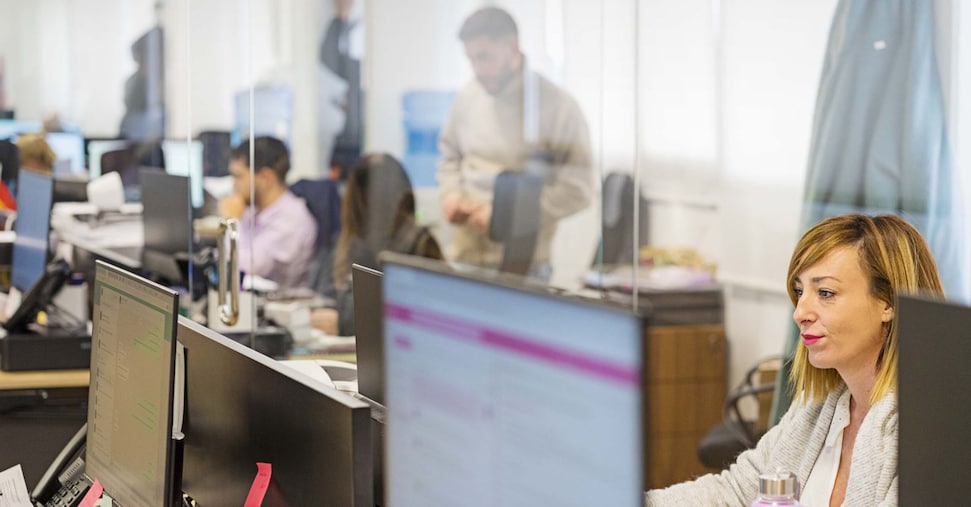 Per oltre metà dei dipendenti la carriera non è priorità, cresce paura dell’AI e il diritto alla disconnessione