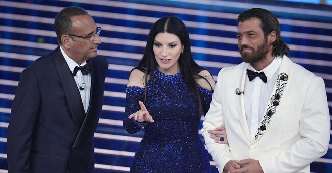 Carlo Conti, Laura Pausini e Can Yaman sul palco della prima serata del Festival di Sanremo