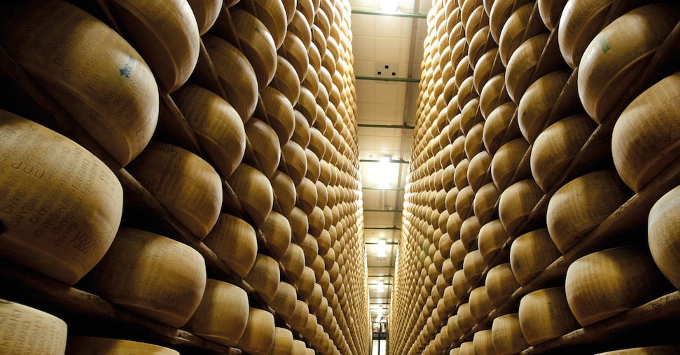 Intesa Mps-Parmigiano Reggiano: credito alle aziende  grazie al pegno rotativo delle forme