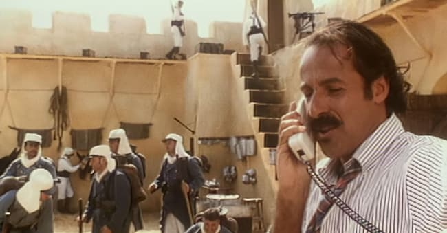 Un frame dello storico spot della Sip con Massimo Lopez “Una telefonata ti allunga la vita”