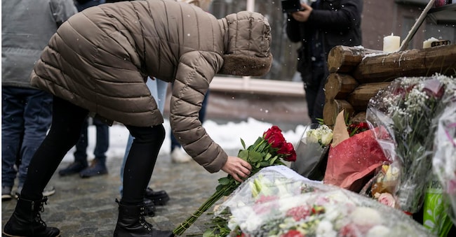 epa12737583 Una persona in lutto depone dei fiori davanti al bar "Le Constellation" a Crans-Montana per commemorare le vittime del mortale incendio che ha colpito il locale, Crans-Montana, Svizzera, 14 febbraio 2026.  EPA/ALESSANDRO DELLA VALLE