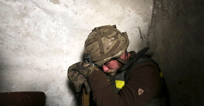 Un soldato ucraino riposa appoggiato al fucile a Bakhmut, nel Donetsk, il  28 maggio 2022. Sono ormai trascorsi quarantotto mesi giorno in cui il presidente russo Vladimir Putin annunciò l'inizio dell'invasione in Ucraina. Da quel giorno, secondo una stima del Center for Strategic International Studies, sarebbero morti, feriti o risultati dispersi 1,8 milioni di soldati russi e ucraini, mentre l'Onu parla di oltre 14.000 vittime civili. ANSA/STRINGER