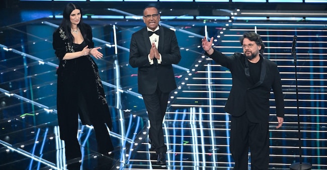 Laura Pausini, Carlo Conti e Lillo sul palco della seconda serata di Sanremo 2026