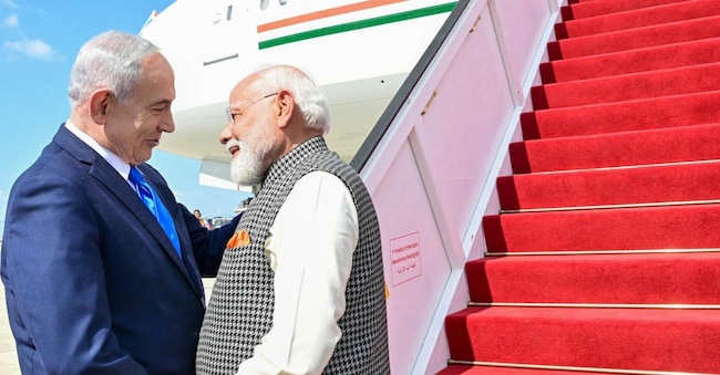 Il premier israeliano Benjamin Netanyahu e il suo omologo indiano Narendra Modi mercoledì all’aeroporto di Tel Aviv