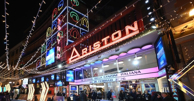 L’ingresso del Teatro Ariston, che ospiterà il 76° Festival della Canzone Italiana a Sanremo. ANSA/ETTORE FERRARI