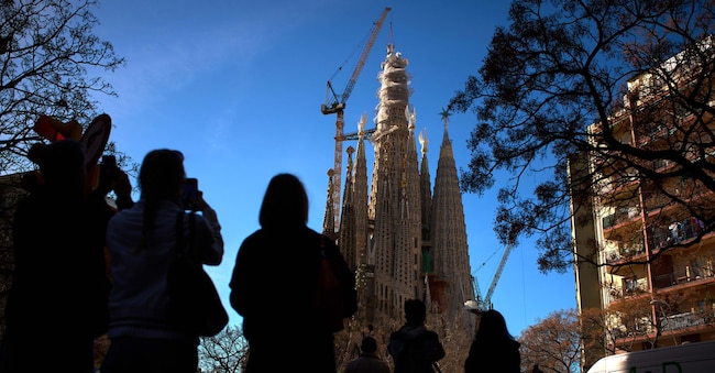 Sagrada Familia. Barcellona, Spagna. Il momento in cui una gru ha posato una croce sulla guglia di Gesù. (AP)