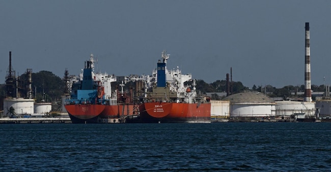 Navi attraccate al molo della raffineria di petrolio Nico Lopez nella baia dell’Avana (REUTERS/Norlys Perez)