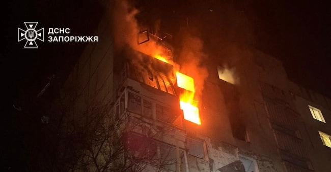 Un edificio residenziale di Kiev a fuoco dopo essere stato colpito da un attacco russo. Press service of the State Emergency Service of Ukraine/Handout via REUTERS.