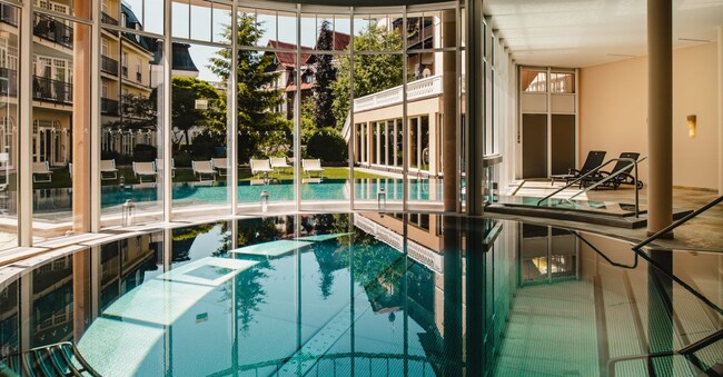 Una vista della piscina del Falkensteiner Spa Resort Marienbad.