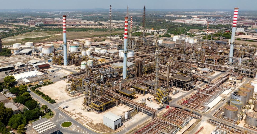 Ex Ilva a rischio stop. Il Tribunale Milano chiede di adeguare prescrizioni ambientali della fabbrica