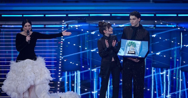 Nicolò Filippucci, Angelica Bove e Laura Pausini alla finale delle Nuove proposte