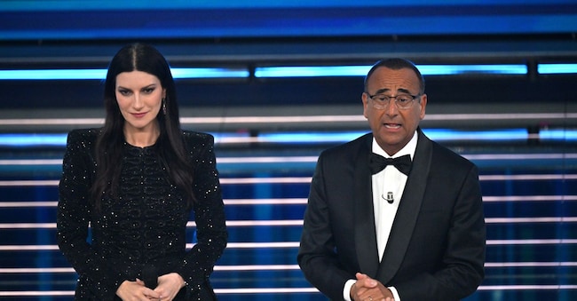 Foto IPP/Felice De Martino 
Sanremo 25/02/2026 
76° Festival della canzone italiana - seconda serata - 
Nella foto la cantante e conduttrice Laura Pausini  con il conduttore Carlo Conti 
Italy Photo Press World Copyright Sanremo 25/02/2026 
76° Festival della canzone italiana - seconda serata -