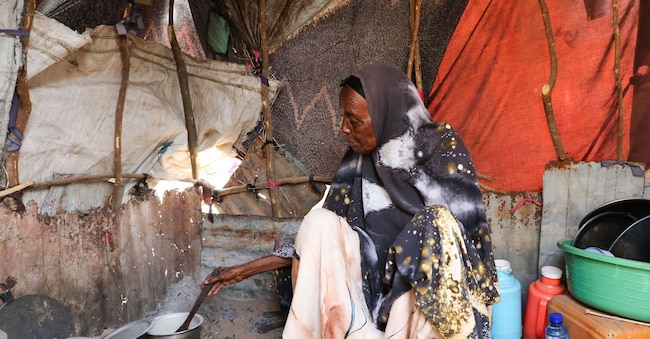  Una sfollata in un campo  profughi di Mogadiscio
