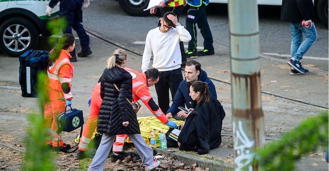 Una donna riceve assistenza medica sul luogo dell'incidente dopo il deragliamento di un tram a Milano, Italia, il 27 febbraio 2026. REUTERS/Daniele Mascolo
