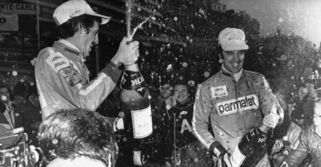 Il pilota italiano Sandro Munari, a destra, e il suo copilota Silvio Maiga festeggiano la vittoria del 45° Rally di Monte Carlo a Monaco, il 28 gennaio 1977, con la loro Lancia Stratos. (Foto AP)