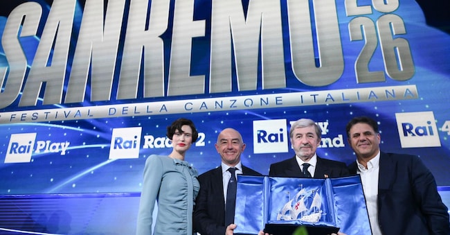 Bianca Balti, sindaco di Sanremo, Alessandro Mager, presidente della Regione Liguria, Marco Bucci e Williams Di Liberatore, direttore del Prime Time della Rai, posano con il trofeo della serate delle cover di Sanremo