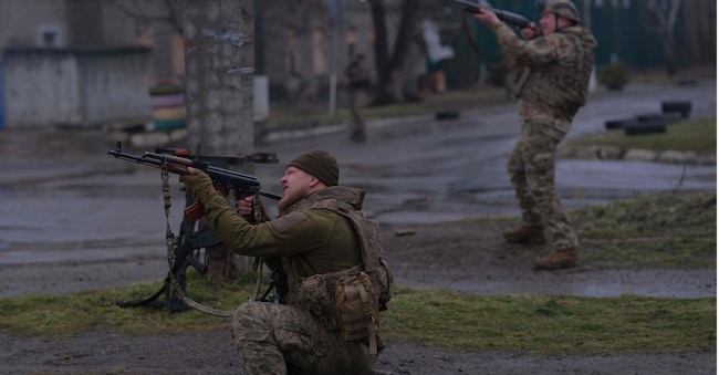 Soldati ucraini puntano un drone russo a Druzhkivka, regione del Donetsk