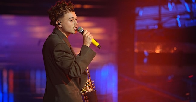 Sayf con Alex Britti e Mario Biondi si esibisce alla serata delle cover di Sanremo 2025