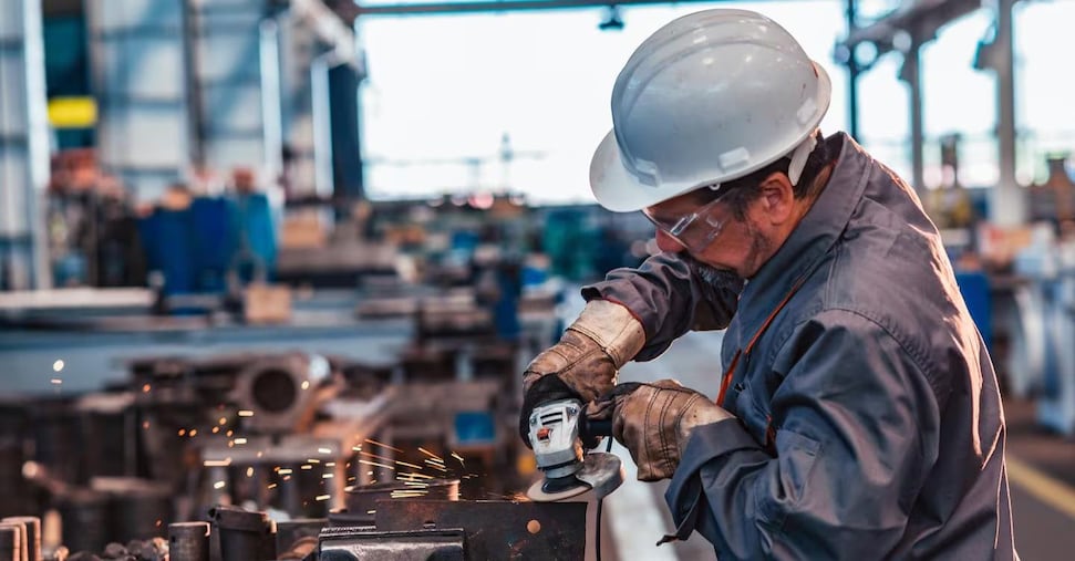 Industria, dai beni strumentali la spinta ai ricavi: +0,6% nel 2025. Giù l’export