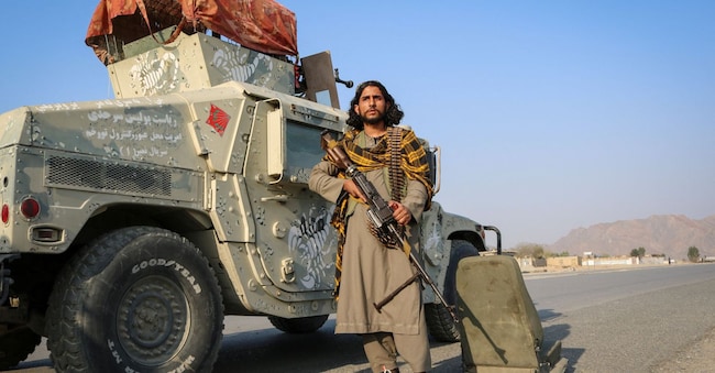 Un soldato talebano di guardia a Momand Dara, nella provincia di Nangarhar in Afghanistan