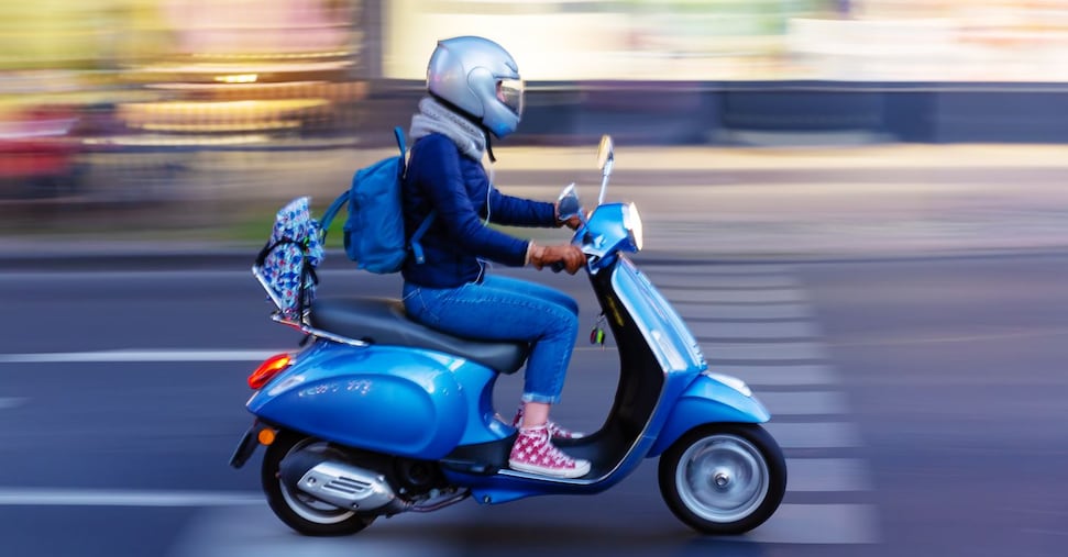 スクーターやバイク向けの高額な第三者保険が市場を危険にさらしている