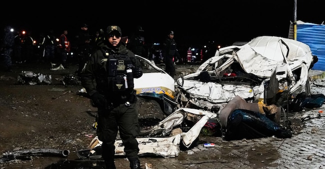 La polizia accanto a un'auto distrutta dopo essere stata colpita da un aereo a El Alto, in Bolivia, venerdì 27 febbraio 2026. (AP Photo/Juan Karita)