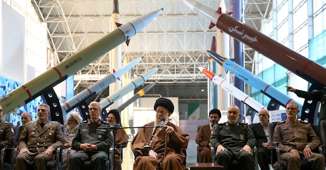  In questa foto diffusa dal sito web ufficiale dell'ufficio della Guida Suprema iraniana, la Guida Suprema Ayatollah Ali Khamenei, al centro, accompagnato dai comandanti delle forze armate, visita una mostra sui risultati raggiunti dalla Guardia Rivoluzionaria nel settore aerospaziale, in Iran, il 19 novembre 2023. (Ufficio della Guida Suprema iraniana tramite AP, File)