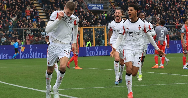 Strahinja Pavlovic dell'AC Milan esulta dopo aver segnato durante la partita di calcio di Serie A tra US Cremonese e AC Milan allo stadio Giovanni Zini di Cremona. ANSA/Davide Casentini