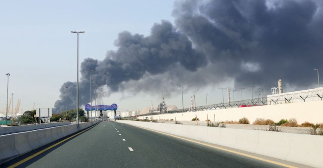 Fumo si alza dal porto di Jebel Ali dopo un attacco iraniano, in seguito agli attacchi degli Stati Uniti e di Israele contro l'Iran, a Dubai, Emirati Arabi Uniti. (REUTERS/Raghed Waked)