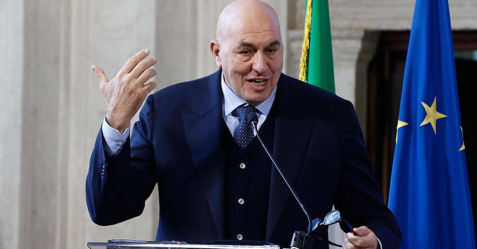 Crosetto rientra da Dubai senza la famiglia: «Volo di Stato ma pago per scelta il triplo» Crosetto rientra da Dubai senza la famiglia: «Volo di Stato ma pago per scelta il triplo»